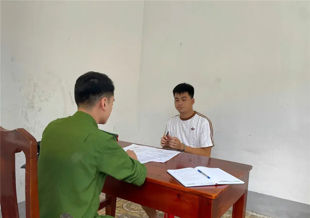 Nóng "Khởi tố 2 đối tượng đánh bạc đặt cược hơn 3 tỷ đồng trên 23WIN" 2 Cơ quan Cảnh sát điều tra làm việc với Hoàng Đức Tiến về hành vi đánh bạc mạng tại nhà cái 23win. (Ảnh: CA)